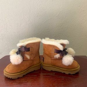 NWOT UGG Gita boots - shearling with Pom Pom